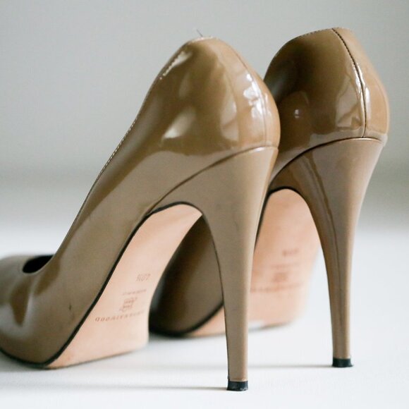 Brian Atwood Nude PAtent  Leather Classic Heels - Picture 6 of 10